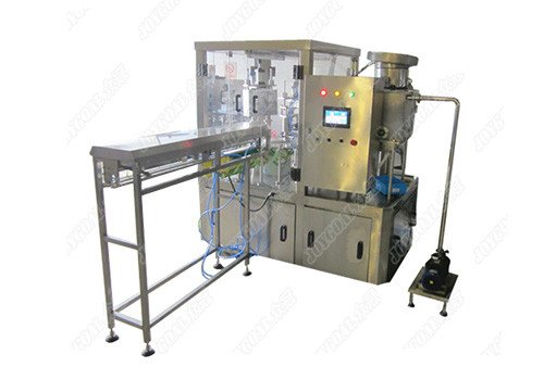 Машина серии ZLD C для наполнения вертикально стоящих пакетов и их укупорки винтовой крышкой 