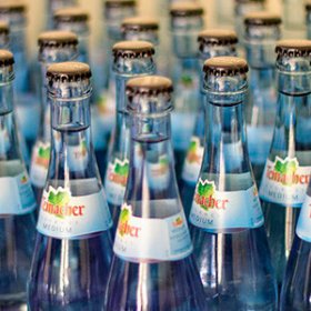 如何贴标签锥形容器