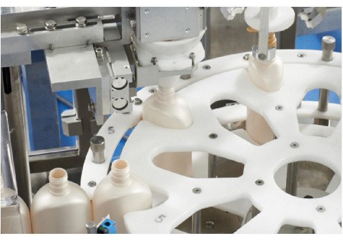 Автоматическая машина для укупоривания спреев распылительными насадками